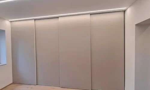 Einbauschrank mit Schiebet&uuml;ren und integrierter LED-Beleuchtung