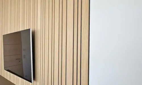 Detail Holzlamellenwand mit integriertem Bildschirm und klarer Linienf&uuml;hrung