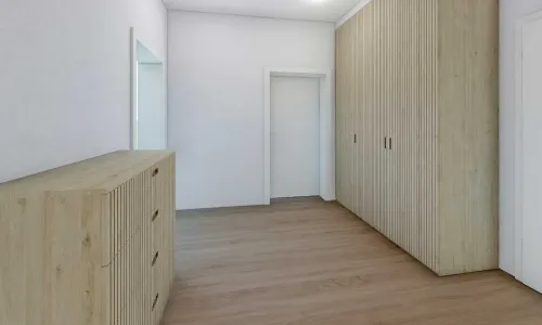Raum mit Einbauschrank und Kommode in heller Holzoptik und klarer Gestaltung