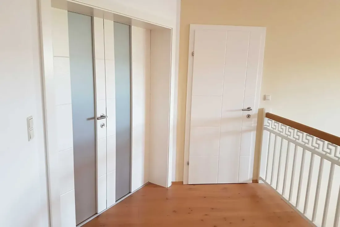 Doppeltür mit Glaseinsatz und moderne Vorraumtür, klar und flächenbündig integriert