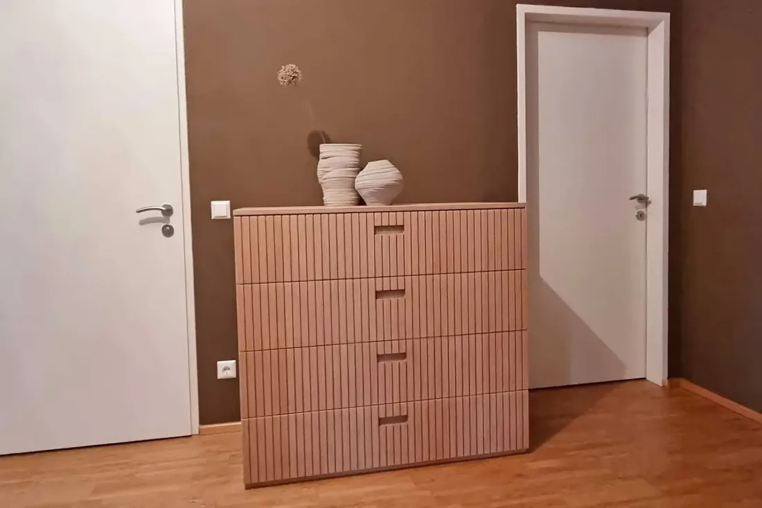 Kommode mit gerillter Front in Holzoptik, schlicht und elegant