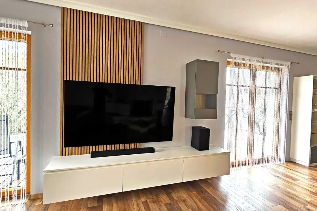Wohnwand mit TV, Holzlamellen und schwebendem Lowboard