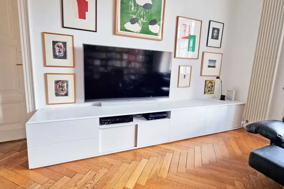 TV-Möbel mit viel Stauraum, klaren Linien und Bilderwand