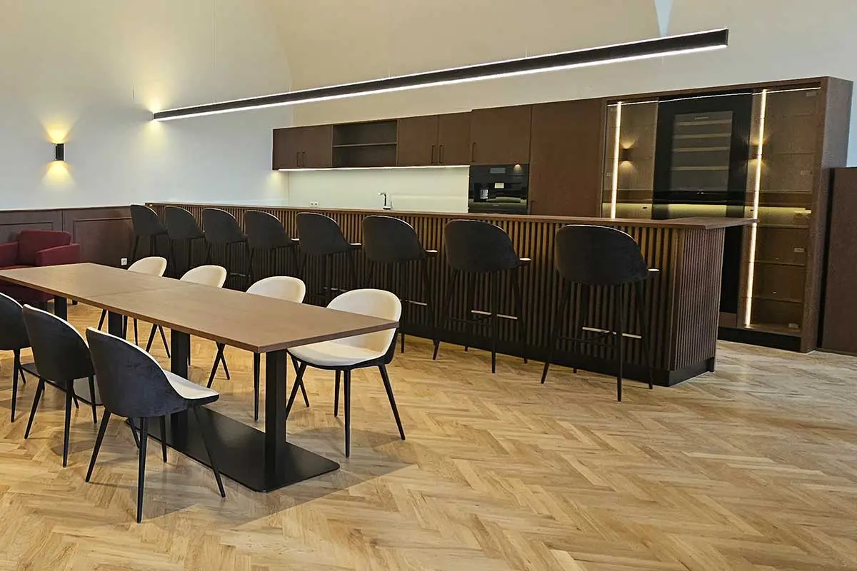 Gewerberaum mit maßgefertigter Holzbar und Sitzbereich in moderner Innenarchitektur