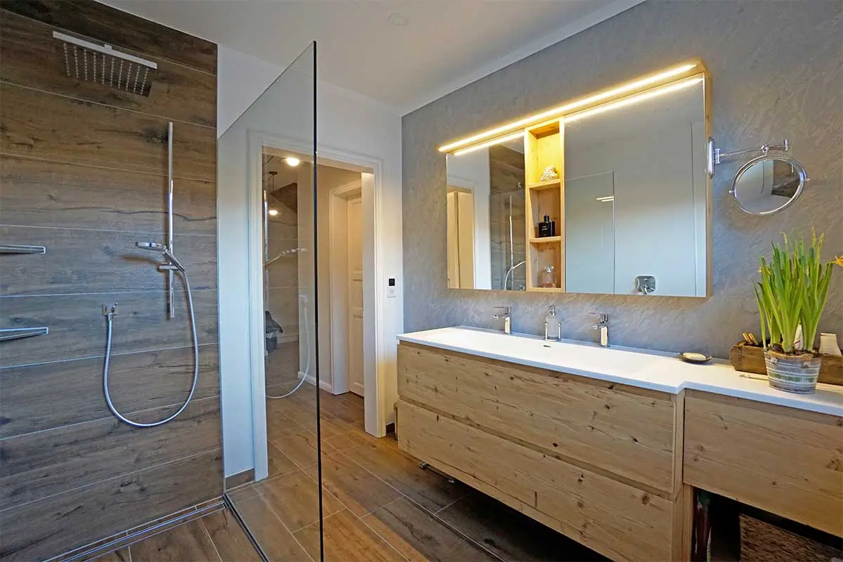 Modernes Badezimmer mit maßgefertigtem Waschtisch von Tischlerei Eder