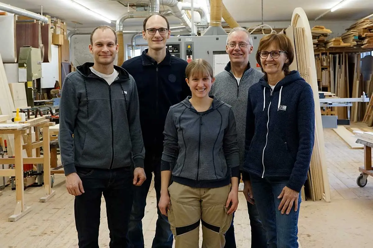 Team der Tischlerei Eder in der Werkstatt mit Maschinen und Holzarbeiten